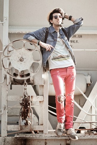 С чем носить розовые джинсы мужчине