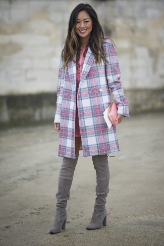 С чем носить розовый кожаный клатч