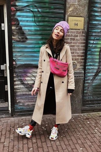 С чем носить розовую кожаную поясную сумку