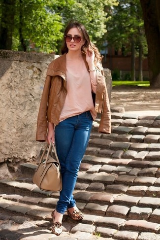 Какие косухи носить с розовой блузкой с длинным рукавом