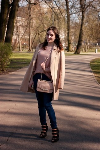 Как носить розовую блузку с длинным рукавом с синими джинсами