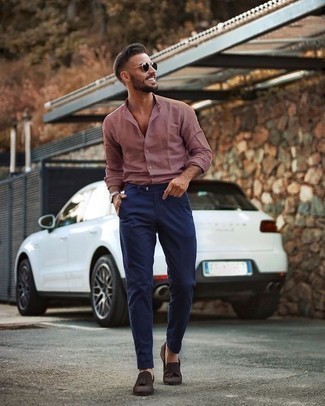 С чем носить розовую рубашку с длинным рукавом мужчине