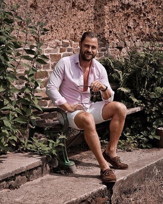 С чем носить розовую рубашку с длинным рукавом мужчине