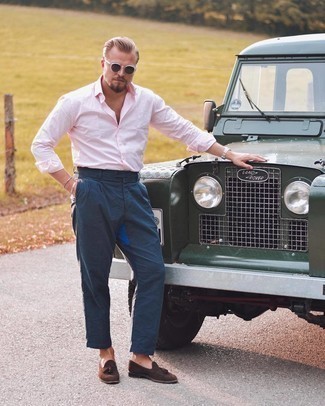 С чем носить розовую рубашку с длинным рукавом мужчине