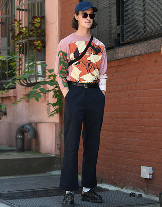 С чем носить розовую футболку с длинным рукавом мужчине