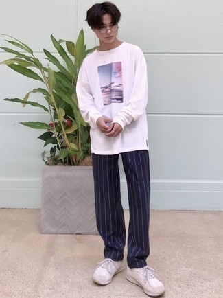 С чем носить розовую футболку с длинным рукавом мужчине