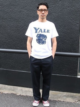 Какие брюки чинос носить с розовыми низкими кедами