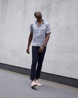 Какие брюки чинос носить с розовыми низкими кедами