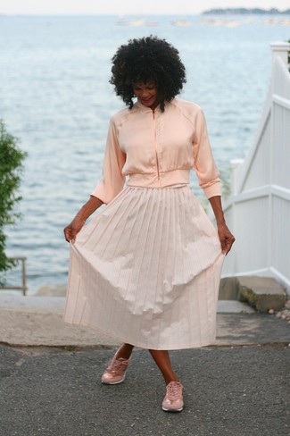 С чем носить розовые низкие кеды женщине