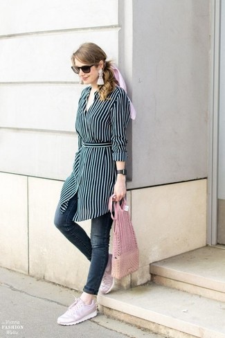 С чем носить розовые низкие кеды женщине