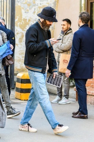 С чем носить розовые низкие кеды мужчине