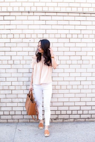 С чем носить розовый топ с открытыми плечами