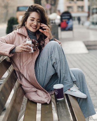 С чем носить розовую верхнюю одежду женщине