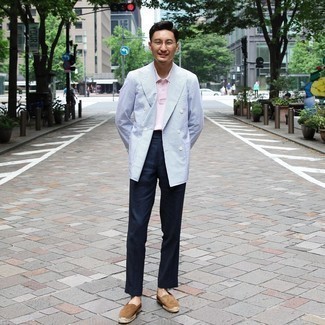 Какие двубортные пиджаки носить с розовой футболкой-поло мужчине