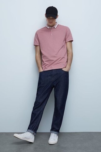 Какие джинсы носить с розовой футболкой-поло мужчине