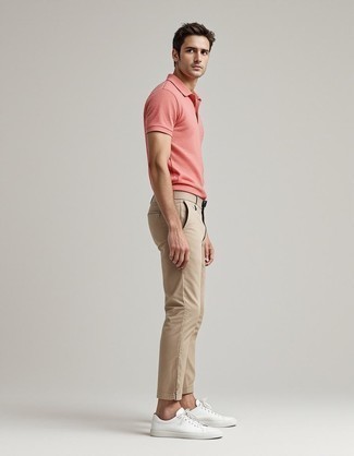Как носить розовую футболку-поло с светло-коричневыми брюками чинос