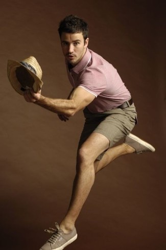 Какие шорты носить с розовой футболкой-поло мужчине