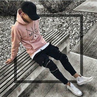 С чем носить розовый худи с принтом мужчине