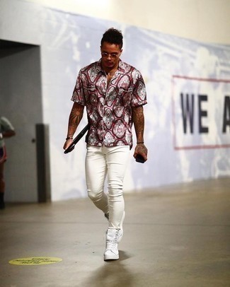 С чем носить розовую рубашку с принтом мужчине