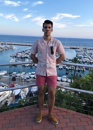 С чем носить розовую рубашку с принтом мужчине