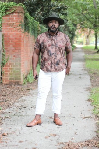 С чем носить розовую рубашку с принтом мужчине