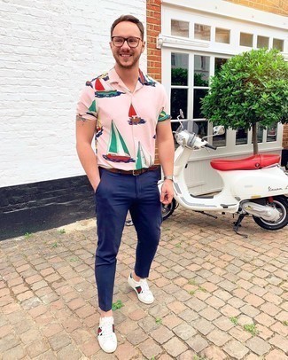 С чем носить розовую рубашку с принтом мужчине
