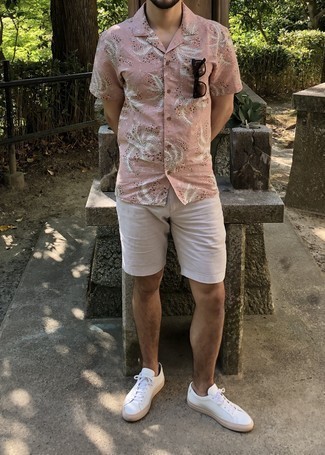 С чем носить розовую рубашку с принтом мужчине