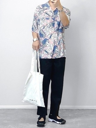 С чем носить розовую рубашку с принтом мужчине