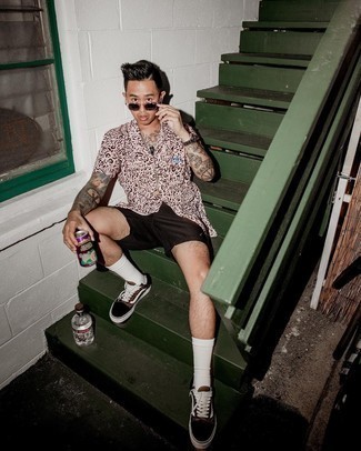 С чем носить розовую рубашку с принтом мужчине