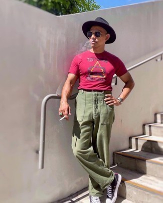 С чем носить розовую футболку с принтом мужчине