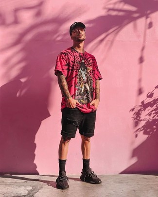 С чем носить розовую футболку с принтом мужчине