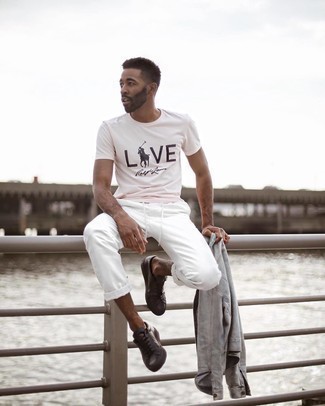 С чем носить розовую футболку с принтом мужчине