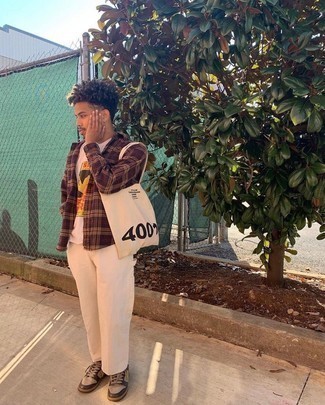 С чем носить розовую футболку с принтом мужчине