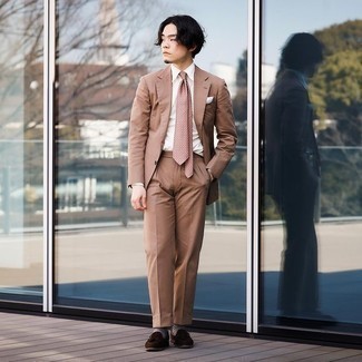 С чем носить розовый галстук с принтом мужчине