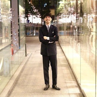 С чем носить розовый галстук с принтом мужчине