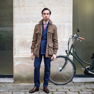 С чем носить розовый галстук с принтом мужчине