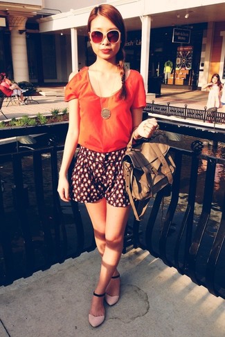 С чем носить розовые босоножек женщине