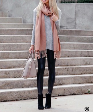 С чем носить розовый шарф женщине