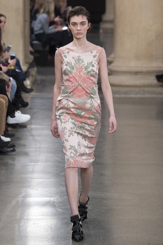 Какие туфли носить с розовым платьем-футляром