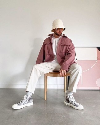 С чем носить розовую куртку-рубашку мужчине