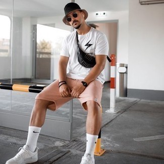 Какие низкие кеды носить с розовыми шортами мужчине