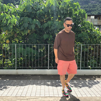 Как носить розовые шорты с разноцветными кроссовками мужчине