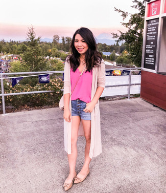 С чем носить розовую шелковую футболку женщине