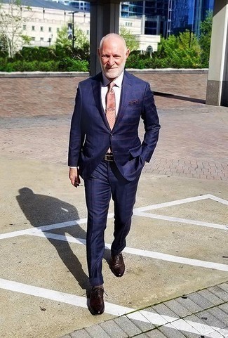 С чем носить розовый шелковый галстук мужчине