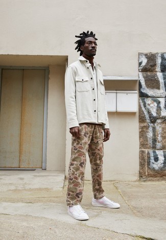 С чем носить розовые кеды мужчине