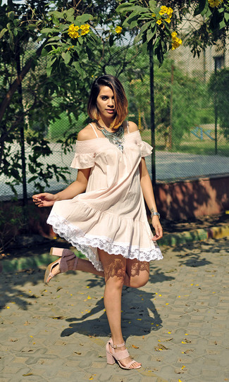 С чем носить розовые замшевые босоножки на каблуке