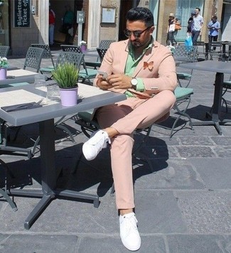 Какие низкие кеды носить с розовым костюмом