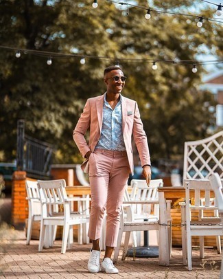 Как носить розовый костюм с белыми низкими кедами