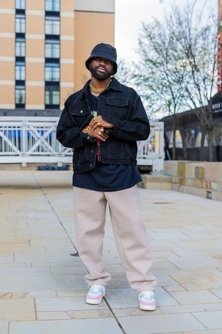 С чем носить розовые спортивные штаны мужчине