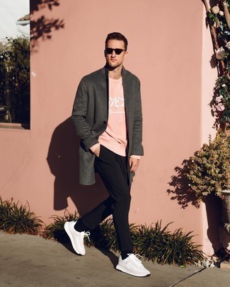 Как носить розовый свитшот с темно-серым длинным пальто